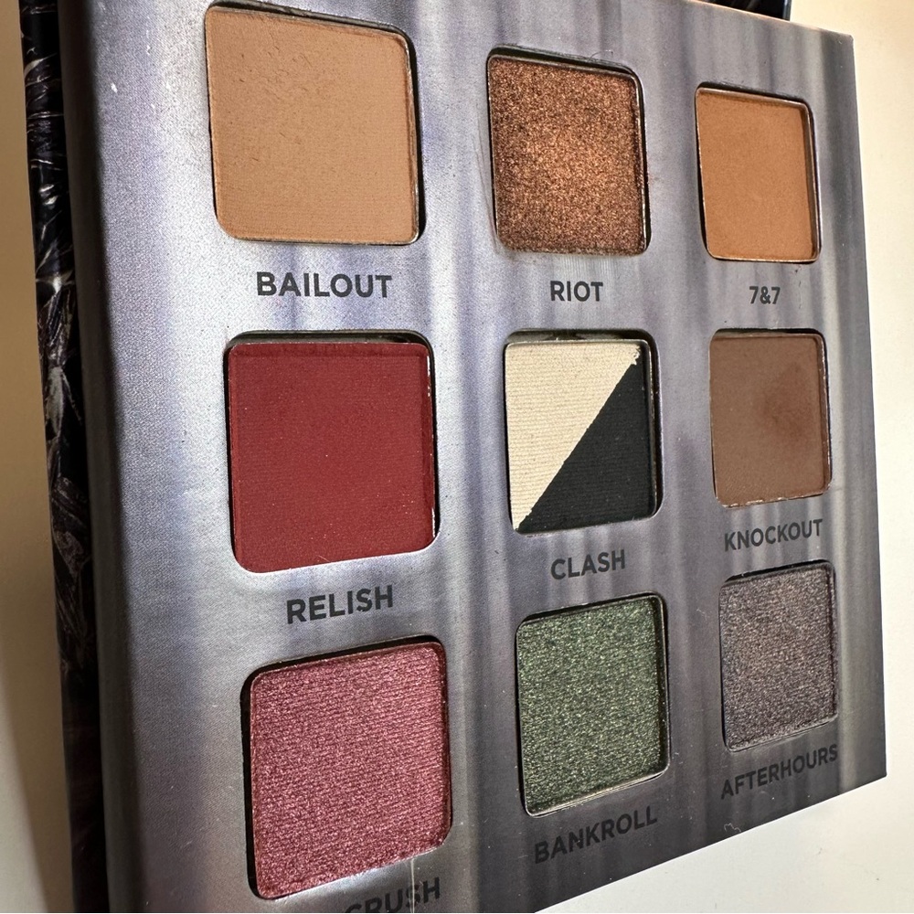 Urban Decay Troublemaker Eyeshadow Palette